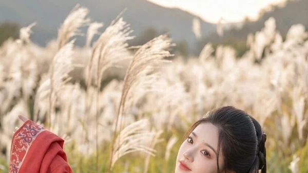一抹红影入画来｜芦苇荡战国袍写真