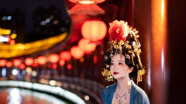 华灯初上夜未央｜大唐芙蓉园夜景汉服写真