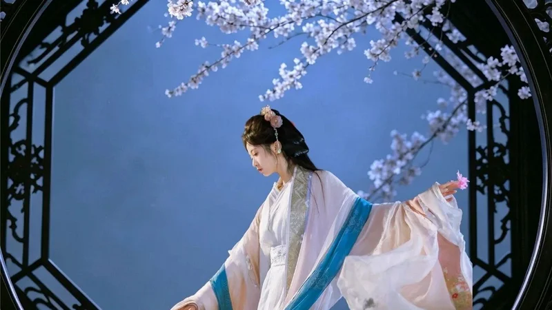 【汉服写真】夜樱辞梦 · 月光门里