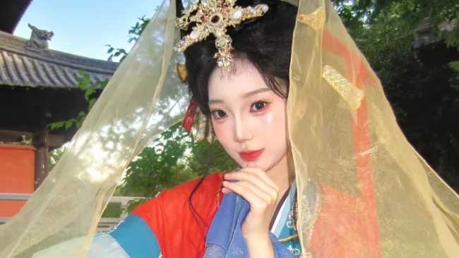 应是天仙狂醉，乱把白云揉碎｜汉服写真