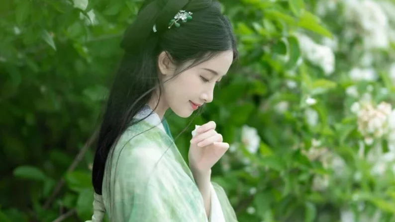 唯愿春日不迟，相逢终有时｜春日绿纱汉服写真