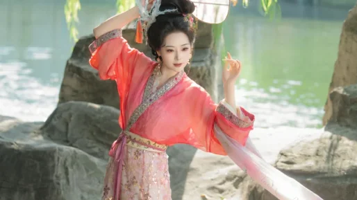 时间煮雨，岁月逢花｜园墙柳影汉服写真