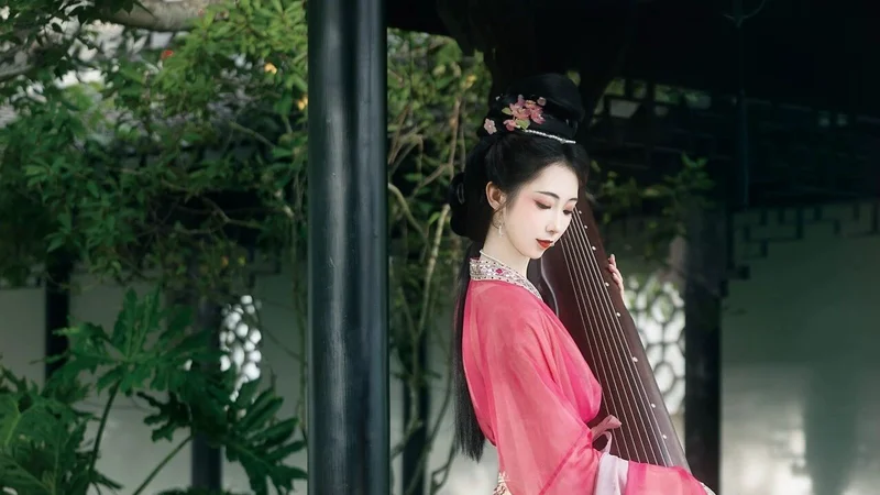 倚花愁不语，独坐抚瑶琴｜园林古琴汉服写真