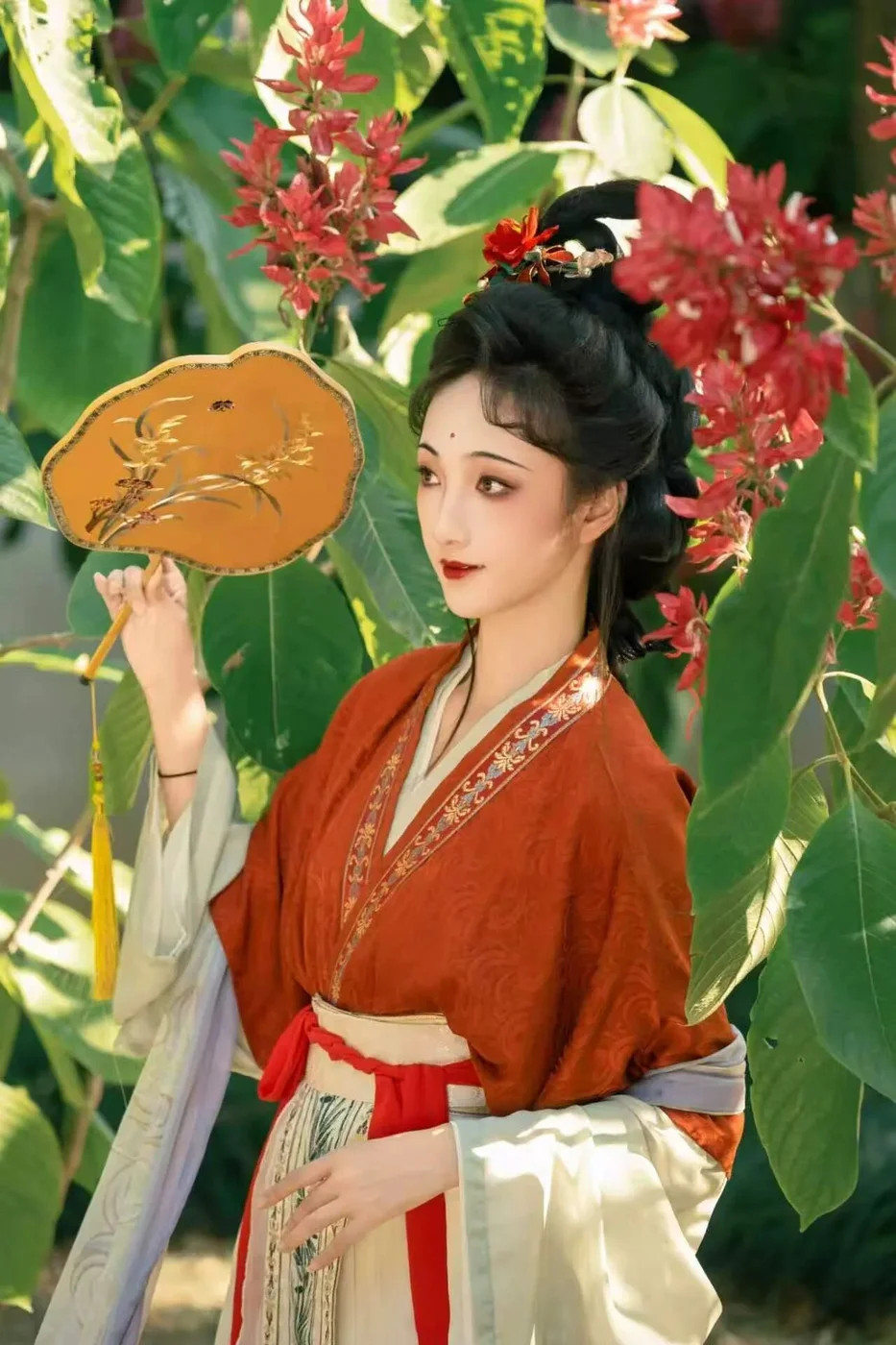 我言秋日胜春朝｜红花园秋日汉服写真 第1帧