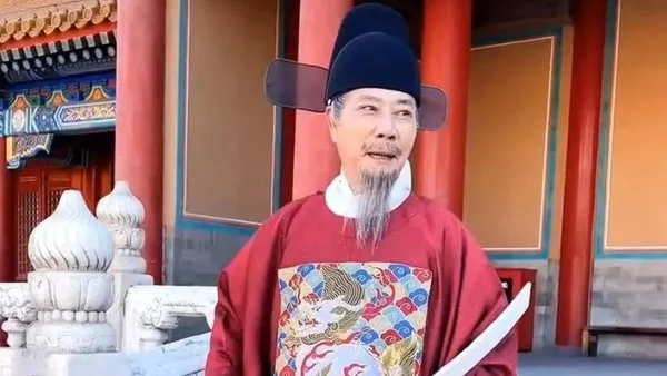 故宫偶遇穿汉服的老爷爷