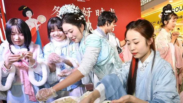 郑州汉服爱好者包饺子庆冬至