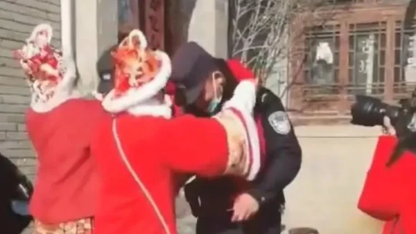 汉服小姐姐为人民警察献上礼物