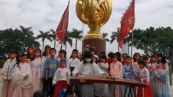 华夏传承爱国团体举行汉服巡游活动