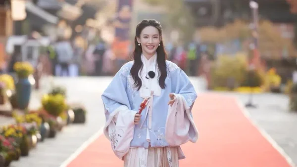 金晨追光吧穿汉服玩拨浪鼓