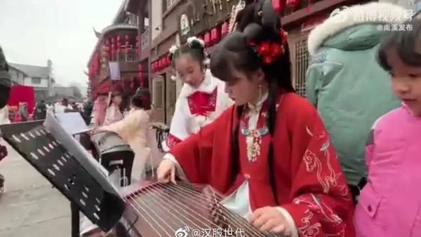 四川宜宾南溪举行古街汉服集市游园会