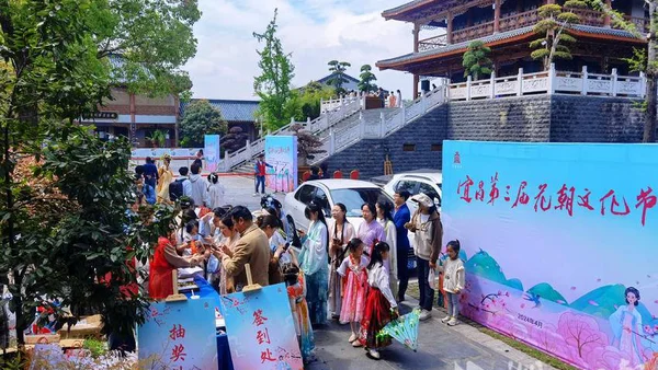 宜昌花神齐聚夷陵楼 共赏春日汉服秀