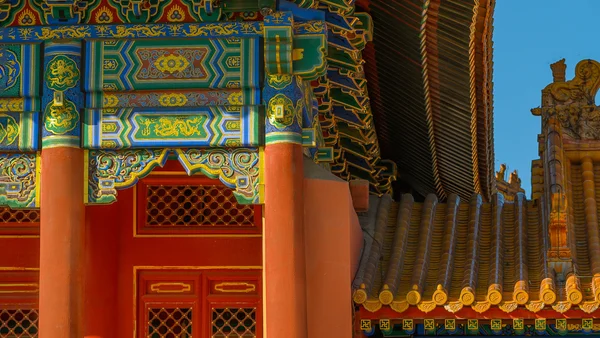 金碧辉煌紫禁城，红墙宫里万重门