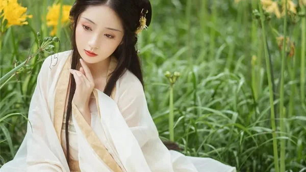 时年疏影朦胧忆，依稀往事梦怀中