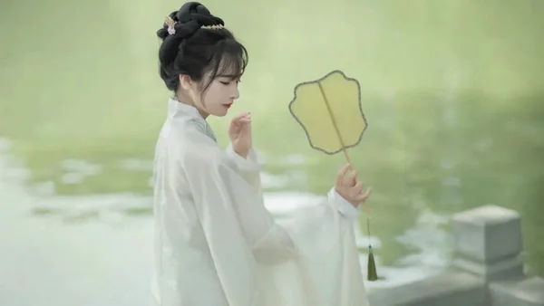 清辞妙曲度流年，醉卧书山有梦牵
