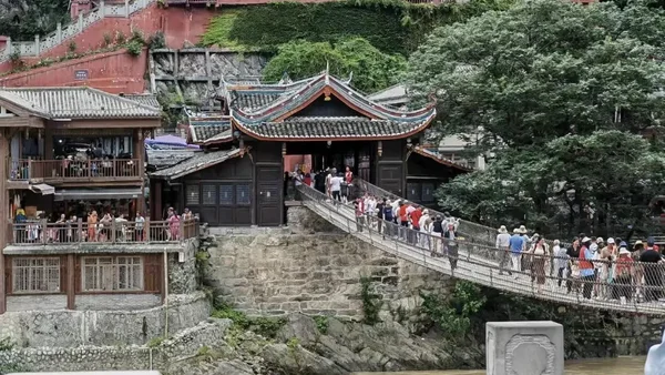 隐入川西褶皱700年！这座零门票古镇，把“与世无争”写进青石板